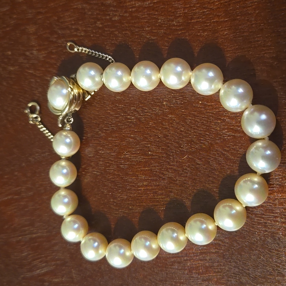 Vintage Majorica Pearl Bracelet With Safety Chain. 8"